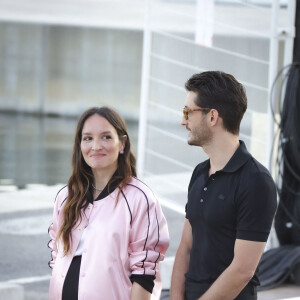 Faisant rire toute l'équipe et ses partenaires. 
Exclusif - Anaïs Demoustier (enceinte), Pierre Niney - Plateau de l'émission "C à vous" lors du 77ème Festival International du Film de Cannes le 23 mai 2024. © Jack Tribeca / Bestimage No Web - Belgique et Suisse 