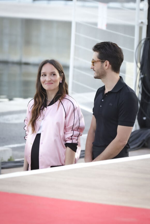 Faisant rire toute l'équipe et ses partenaires. 
Exclusif - Anaïs Demoustier (enceinte), Pierre Niney - Plateau de l'émission "C à vous" lors du 77ème Festival International du Film de Cannes le 23 mai 2024. © Jack Tribeca / Bestimage No Web - Belgique et Suisse 