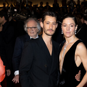 Un Festival qu'il n'oubliera pas ! 
Pierre Niney et sa compagne Natasha Andrews - Descente des marches du film " Le comte de Monte-Cristo " lors du 77ème Festival International du Film de Cannes, au Palais des Festivals à Cannes. Le 22 mai 2024 © Jacovides-Moreau / Bestimage 