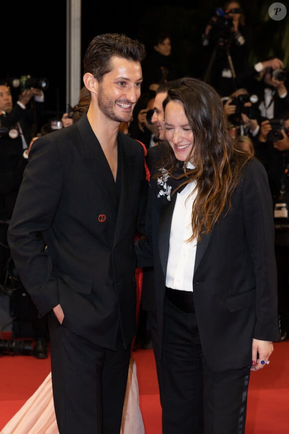 Pierre Niney et Anaïs Demoustier (enceinte) - Descente des marches du film " Le comte de Monte-Cristo " lors du 77ème Festival International du Film de Cannes, au Palais des Festivals à Cannes. Le 22 mai 2024 © Olivier Borde / Bestimage 