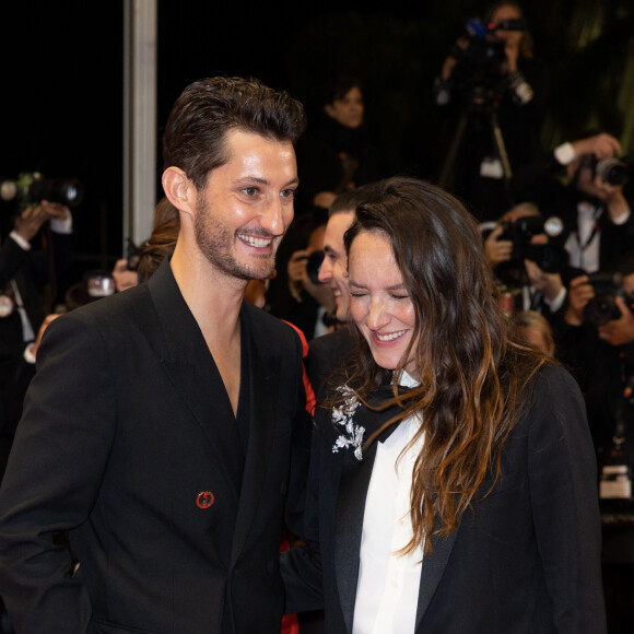 Pierre Niney et Anaïs Demoustier (enceinte) - Descente des marches du film " Le comte de Monte-Cristo " lors du 77ème Festival International du Film de Cannes, au Palais des Festivals à Cannes. Le 22 mai 2024 © Olivier Borde / Bestimage 