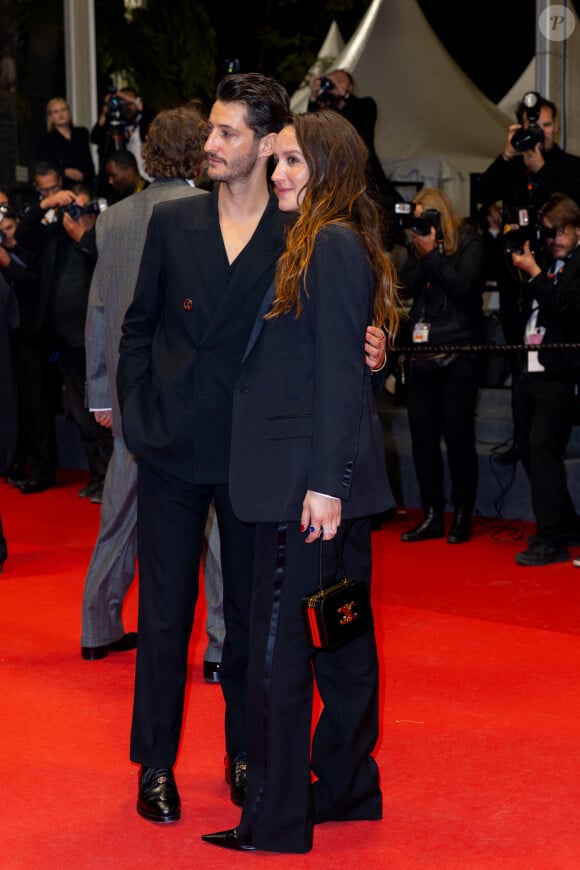 Pierre Niney et Anaïs Demoustier (enceinte) - Descente des marches du film " Le comte de Monte-Cristo " lors du 77ème Festival International du Film de Cannes, au Palais des Festivals à Cannes. Le 22 mai 2024 © Olivier Borde / Bestimage 