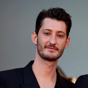 Pierre Niney - Montée des marches du film " Le comte de Monte-Cristo " lors du 77ème Festival International du Film de Cannes, au Palais des Festivals à Cannes. Le 22 mai 2024 © Jacovides-Moreau / Bestimage 