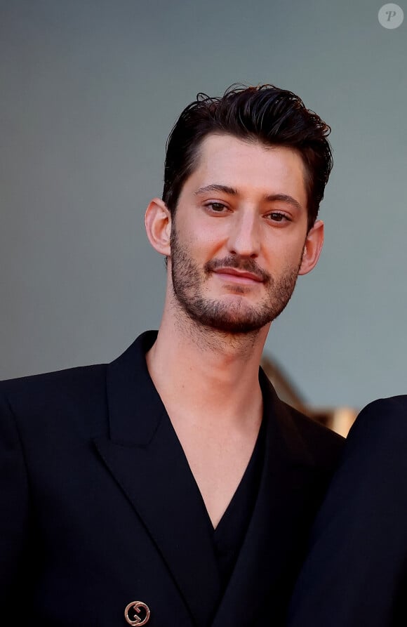 Pierre Niney - Montée des marches du film " Le comte de Monte-Cristo " lors du 77ème Festival International du Film de Cannes, au Palais des Festivals à Cannes. Le 22 mai 2024 © Jacovides-Moreau / Bestimage 