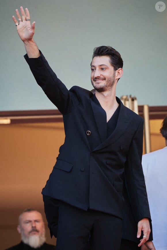 Pierre Niney - Montée des marches du film " Le comte de Monte-Cristo " lors du 77ème Festival International du Film de Cannes, au Palais des Festivals à Cannes. Le 22 mai 2024 © Jacovides-Moreau / Bestimage 