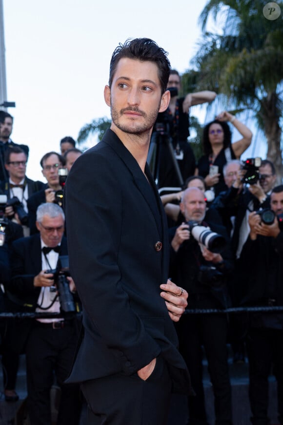 Pierre Niney - Montée des marches du film " Le comte de Monte-Cristo " lors du 77ème Festival International du Film de Cannes, au Palais des Festivals à Cannes. Le 22 mai 2024 © Jacovides-Moreau / Bestimage 