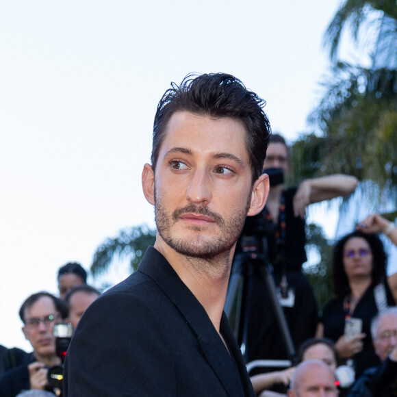 Pierre Niney - Montée des marches du film " Le comte de Monte-Cristo " lors du 77ème Festival International du Film de Cannes, au Palais des Festivals à Cannes. Le 22 mai 2024 © Jacovides-Moreau / Bestimage 