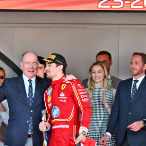 Charles Leclerc, le prince Albert II de Monaco, la princesse Charlène de Monaco, Pierre Casiraghi, Andrea Casiraghi, Tatiana Casiraghi (Tatiana Santa Domingo), Charlotte Casiraghi et Raphaël Elmaleh, Marie Chevallier, Louis Ducruet, la princesse Alexandra de Hanovre, Ben-Sylvester Strautmann, Beatrice Borromeo, Mohammed Ben Sulayem - Le prince Albert II de Monaco et la princesse Charlène de Monaco ne cachent pas leurs joies et leurs émotions en remettant à Charles Leclerc le trophée du vainqueur du Grand Prix de Formule 1 (F1) de Monaco. Monaco, le 26 mai 2024. © Bruno Bebert/Bestimage