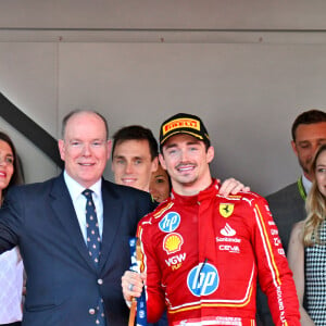 Charles Leclerc, le prince Albert II de Monaco, Charlotte Casiraghi - Le prince Albert II de Monaco et la princesse Charlène de Monaco ne cachent pas leurs joies et leurs émotions en remettant à Charles Leclerc le trophée du vainqueur du Grand Prix de Formule 1 (F1) de Monaco. Monaco, le 26 mai 2024. © Bruno Bebert/Bestimage