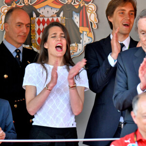 Séparée de l'humoriste depuis presque 10 ans maintenant, elle se partage la garde avec lui de leur fils. 
Charlotte Casiraghi et Raphaël Elmaleh, la princesse Alexandra de Hanovre, Ben-Sylvester Strautmann - Le prince Albert II de Monaco et la princesse Charlène de Monaco ne cachent pas leurs joies et leurs émotions en remettant à Charles Leclerc le trophée du vainqueur du Grand Prix de Formule 1 (F1) de Monaco. Monaco, le 26 mai 2024. © Bruno Bebert/Bestimage