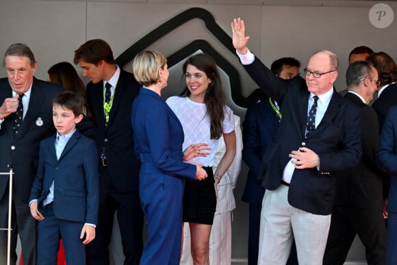 La princesse Charlène de Monaco, le prince Albert II de Monaco, Charlotte Casiraghi, Raphaël Elmaleh, - Le prince Albert II de Monaco et la princesse Charlène de Monaco ne cachent pas leurs joies et leurs émotions en remettant à Charles Leclerc le trophée du vainqueur du Grand Prix de Formule 1 (F1) de Monaco. Monaco, le 26 mai 2024. © Bruno Bebert/Bestimage