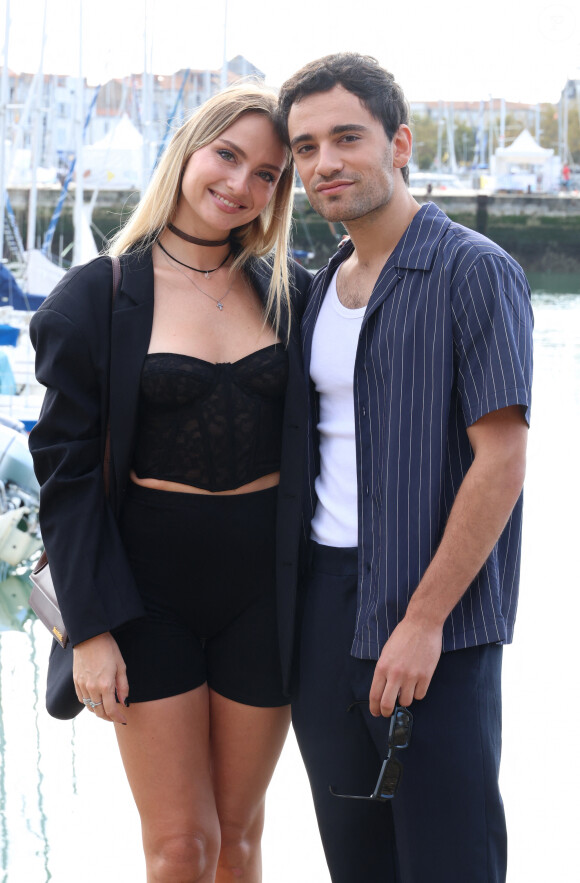 Aurélie Pons et Tom Darmon au photocall de la série "Ici Tout Commence" lors de la 25ème édition du Festival de la fiction de la Rochelle, France, le 16 septembre 2023. © Denis Guignebourg/BestImage