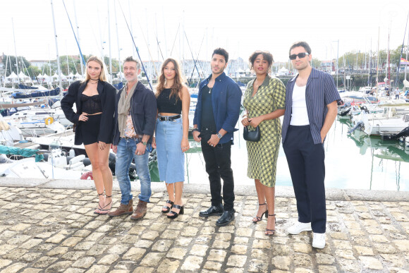 En interview, elle s'expique sur ses projets d'avenir.
Aurélie Pons, Stéphane Blancafort, Zoï Sévérin, Janis Abrikh, Margaux Aguilar et Tom Darmon au photocall de la série "Ici Tout Commence" lors de la 25ème édition du Festival de la fiction de la Rochelle, France, le 16 septembre 2023. © Denis Guignebourg/BestImage