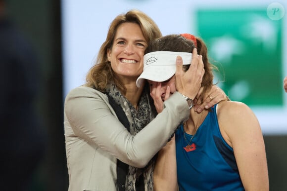 Amélie Mauresmo et Alizé Cornet - La joueuse de tennis française Alizé Cornet annonce la fin de sa carrière après avoir été battue au premier tour des Internationaux de France de tennis de Roland Garros 2024 à Paris, France, le 28 mai 2024. © Jacovides-Moreau/Bestimage