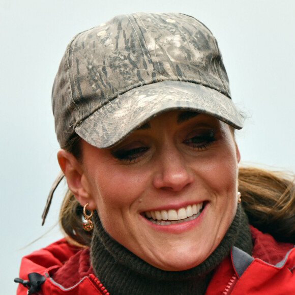 Nous y découvrons la princesse de Galles le sourire aux lèvres, aux côtés de son mari.
Le prince William et Kate Middleton en visite au siège de l'équipe de sauvetage en montagne de Central Beacons, le 27 avril 2023.