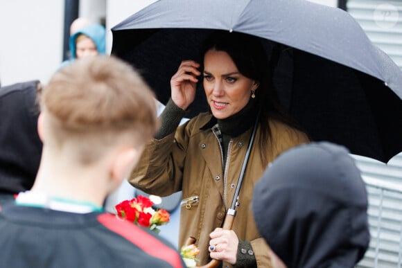 Il s'agit d'une photo souvenir de leur nuit au Bed & Breakfast de Duffryn Mawr, le 27 avril 2023.
Le prince William et Kate Middleton en visite au club Dowlais Rugby Club. Le 28 avril 2023 © Cover Images via ZUMA Press