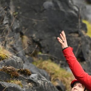 Après une descente en rappel avec les secours, ils ont passé la nuit dans une maison de campagne.
Le prince William et Kate Middleton en visite au siège de l'équipe de sauvetage en montagne de Central Beacons, le 27 avril 2023.