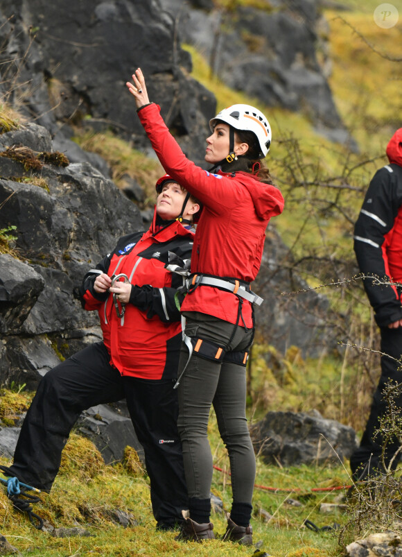 Après une descente en rappel avec les secours, ils ont passé la nuit dans une maison de campagne.
Le prince William et Kate Middleton en visite au siège de l'équipe de sauvetage en montagne de Central Beacons, le 27 avril 2023.