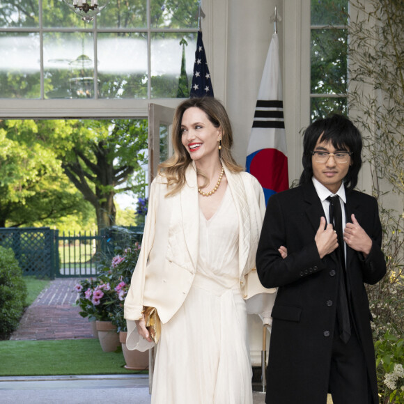 Maddox, l'aîné a quitté les Etats-Unis pour aller étudier à Séoul.
Angelina Jolie et Maddox Jolie-Pitt arrivent pour assister à un dîner d'État en l'honneur du président sud-coréen Yoon Suk Yeol et de la première dame sud-coréenne Kim Keon Hee organisé par le président américain Joe Biden et la première dame Jill Biden à la Maison Blanche à Washington, DC, États-Unis, le mercredi 26 avril 2023. Photo par Sarah Silbiger/Pool/ABACAPRESS.COM