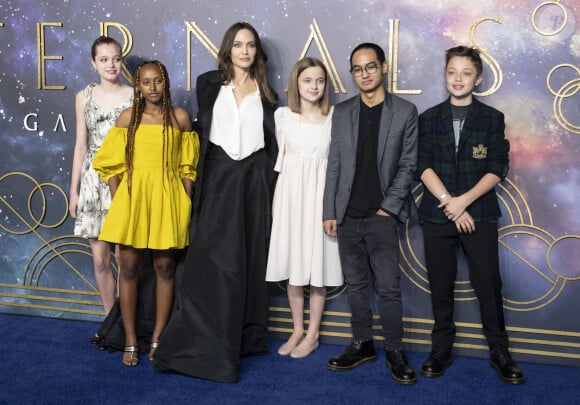 Shiloh Jolie-Pitt, Zahara Jolie-Pitt, Angelina Jolie, Vivienne Jolie-Pitt, Maddox Jolie-Pitt et Knox Jolie-Pitt arrivent à la projection de gala britannique d'Eternals, au BFI IMAX Waterloo. Londres, Royaume-Uni, 27 octobre 2021. Photo par Doug Peters/Empics/ABACAPRESS.COM