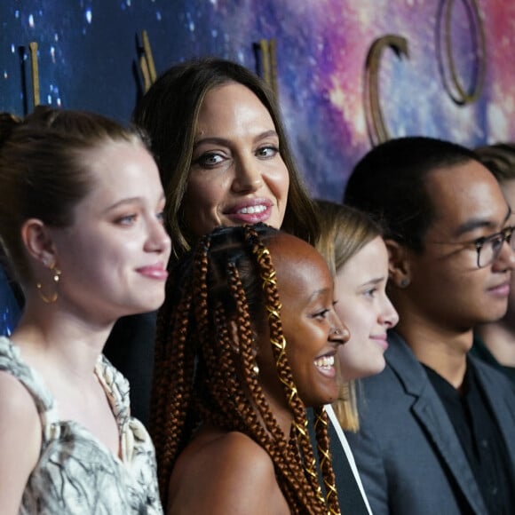 Shiloh, Zahara, Maddox et Pax... Quatre des enfants de Brad Pitt et Angelina Jolie sont désormais majeurs.
(De gauche à droite) Shiloh Jolie-Pitt, Zahara Jolie-Pitt, Angelina Jolie, Vivienne Jolie-Pitt, Maddox Jolie-Pitt et Knox Jolie-Pitt lors de la projection du gala britannique des Éternels de Marvel Studios, au BFI IMAX, Londres, Royaume-Uni. Photo par Yui Mok/PA Wire/ABACAPRESS.COM