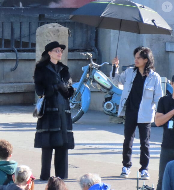 De temps en temps, Maddox retrouve sa mère sur des plateaux de cinéma, comme ici, à Paris, en octobre 2023.
Angelina Jolie incarne Maria Callas dans le biopic "Maria" de Pablo Larrain le 11 octobre 2023 à Paris, France. L'actrice a engagé ses fils sur le tournage, Maddox est aujourd'hui assistant parapluie. Photo par ABACAPRESS.COM