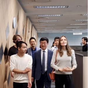 Angelina Jolie et Maddox à l'Université de Yonsei, Corée du Sud.©Université de Yonsei, Corée du Sud.