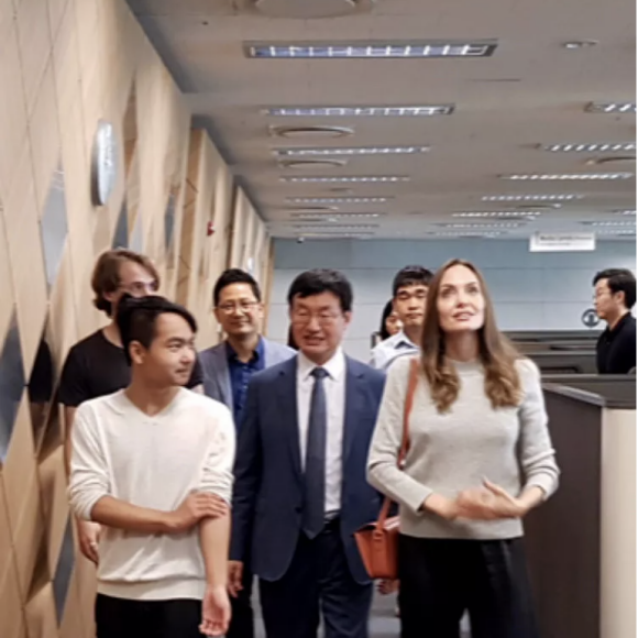 Angelina Jolie et Maddox à l'Université de Yonsei, Corée du Sud.©Université de Yonsei, Corée du Sud.