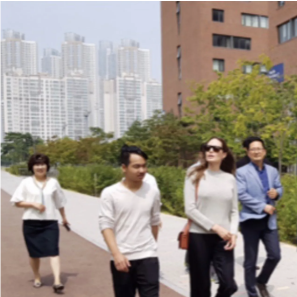 Angelina Jolie et Maddox à l'Université de Yonsei, Corée du Sud.©Université de Yonsei, Corée du Sud.