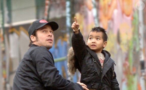 Brad Pitt et Maddox passent un après-midi entre hommes à Paris, le 15 février 2006. Alors qu'Angelina est absente et que Zahara est à la maison avec sa nourrice, le couple se rend dans un champ près de leur appartement pour s'amuser. Ils conduisent des voitures radiocommandées.