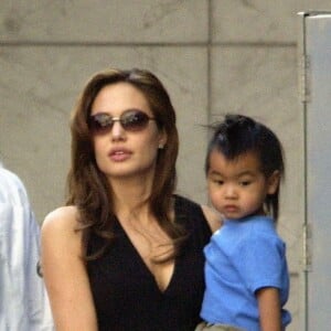 Mardi 30 mars 2004. L'actrice Angelina Jolie arrive sur le plateau de tournage de "Mr. and Mrs. Smith" avec son fils adoptif Maddox dans les bras. Angelina Jolie partage l'affiche avec l'acteur Brad Pitt dans ce thriller d'espionnage dont la sortie est prévue en 2005.