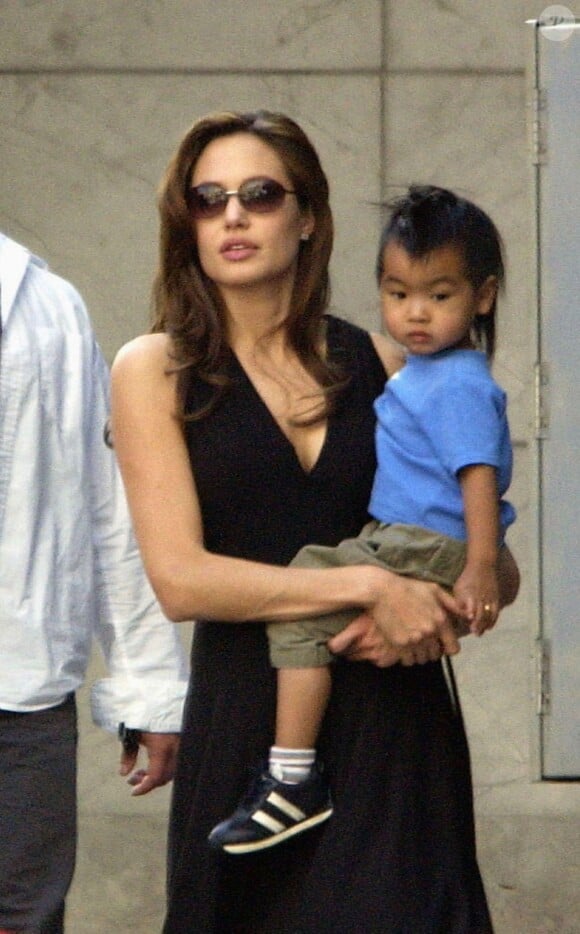 Mardi 30 mars 2004. L'actrice Angelina Jolie arrive sur le plateau de tournage de "Mr. and Mrs. Smith" avec son fils adoptif Maddox dans les bras. Angelina Jolie partage l'affiche avec l'acteur Brad Pitt dans ce thriller d'espionnage dont la sortie est prévue en 2005.