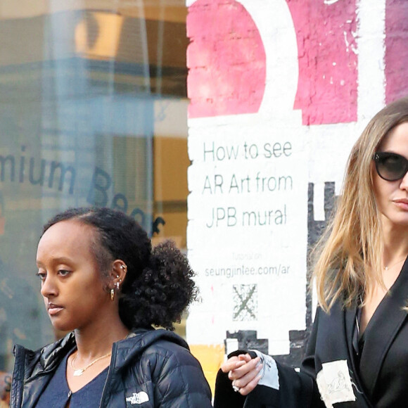 Angelina Jolie et Zahara Jolie-Pitt quittent l'Atelier Jolie dans l'East Village, New York City, NY, USA, le 29 décembre 2023. Photo par Christopher Peterson / Splash News/ABACAPRESS.COM