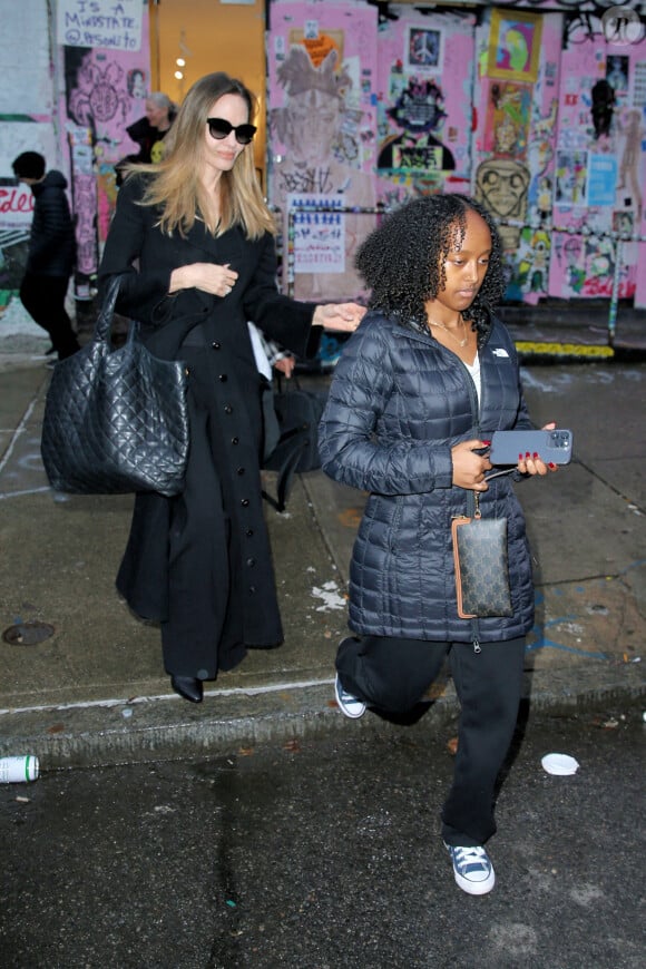 Angelina Jolie et Zahara Jolie-Pitt quittent l'Atelier Jolie à Soho à New York City, NY, USA, 27 décembre 2023. Photo par Christopher Peterson/Splash News/ABACAPRESS.COM