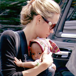 L'actrice américaine Angelina Jolie et ses deux enfants adoptifs, Maddox et Zahara, se rendent au supermarché 'Whole Foods Market' au Time Warner Center près de Columbus Circle à New York City, NY, USA, le 13 août 2005. Photo par Charles Guerin/ABACAPRESS.COM