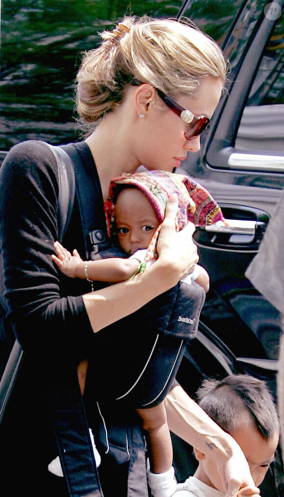 L'actrice américaine Angelina Jolie et ses deux enfants adoptifs, Maddox et Zahara, se rendent au supermarché 'Whole Foods Market' au Time Warner Center près de Columbus Circle à New York City, NY, USA, le 13 août 2005. Photo par Charles Guerin/ABACAPRESS.COM