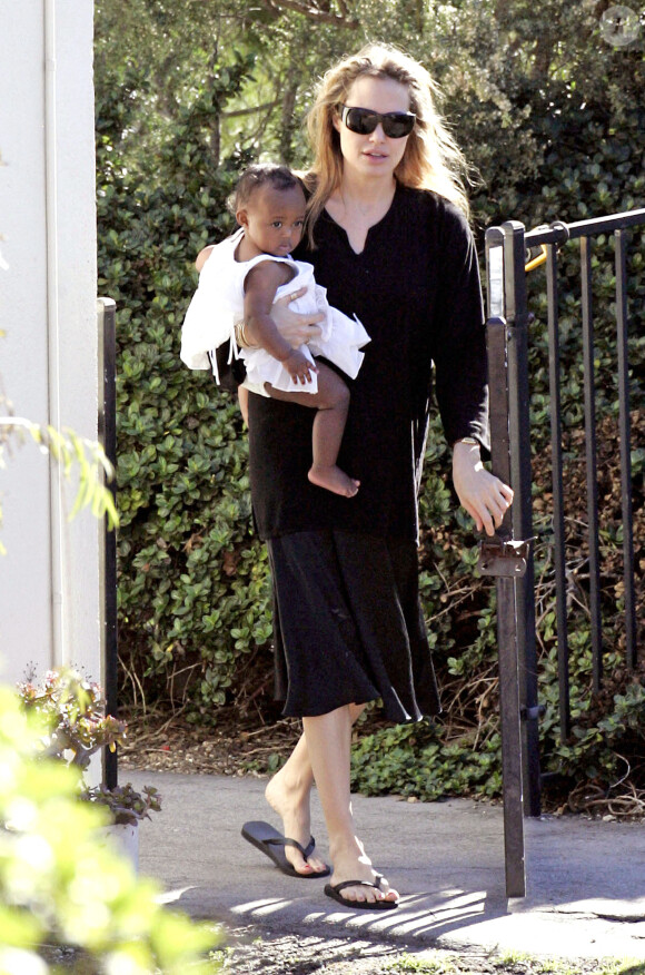 L'actrice américaine Angelina Jolie emmène son fils Maddox à l'école avec Zahara à Malibu, CA, USA, le 5 janvier 2006. Photo par Limelightpics.US/ABACAPRESS.COM