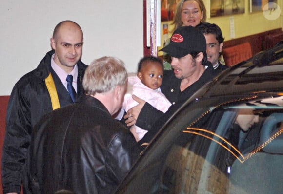 Brad Pitt et Zahara se rendent au Cirque d'hiver à Paris le 11 février 2006. Photo par ABACAPRESS.COM.