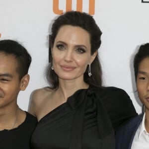 Maddox Jolie-Pitt (g-r), Angelina Jolie et Pax Thien Jolie-Pitt assistent à la première de 'First They Killed My Father' lors du 42e Festival international du film de Toronto, tiff, au Princess of Wales Theatre à Toronto, Canada, le 11 septembre 2017. Photo par Hubert Boesl/dpa/ABACAPRESS.COM