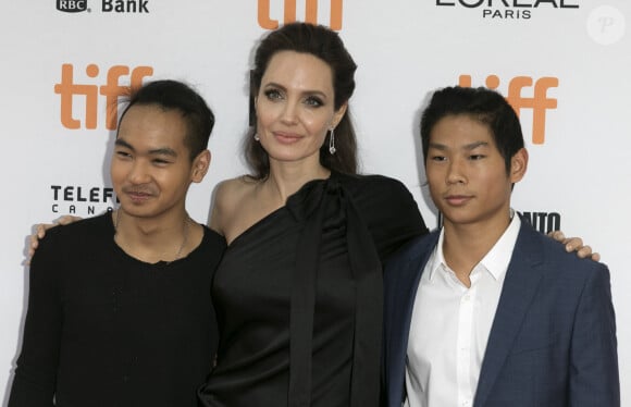 Maddox Jolie-Pitt (g-r), Angelina Jolie et Pax Thien Jolie-Pitt assistent à la première de 'First They Killed My Father' lors du 42e Festival international du film de Toronto, tiff, au Princess of Wales Theatre à Toronto, Canada, le 11 septembre 2017. Photo par Hubert Boesl/dpa/ABACAPRESS.COM