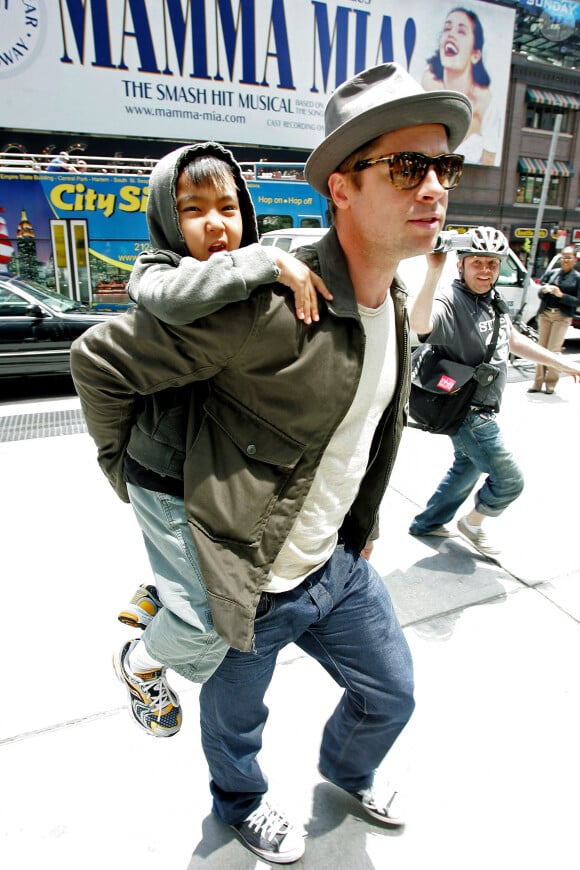 L'acteur américain Brad Pitt emmène son fils Pax Thien dans un restaurant de Broadway à New York City, NY, USA, le 15 juin 2007. Photo par Cau-Guerin/ABACAPRESS.COM