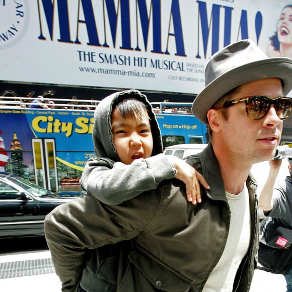 L'acteur américain Brad Pitt emmène son fils Pax Thien dans un restaurant de Broadway à New York City, NY, USA, le 15 juin 2007. Photo par Cau-Guerin/ABACAPRESS.COM