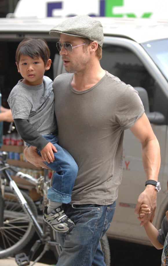 Brad Pitt et ses enfants achètent des jouets au Lee's Art Shop à New York City, NY, USA, le 24 août 2007. Plus tard, Brad et Maddox ont acheté des hot-dogs à un vendeur ambulant. Photo par Antoine Cau/ABACAPRESS.COM