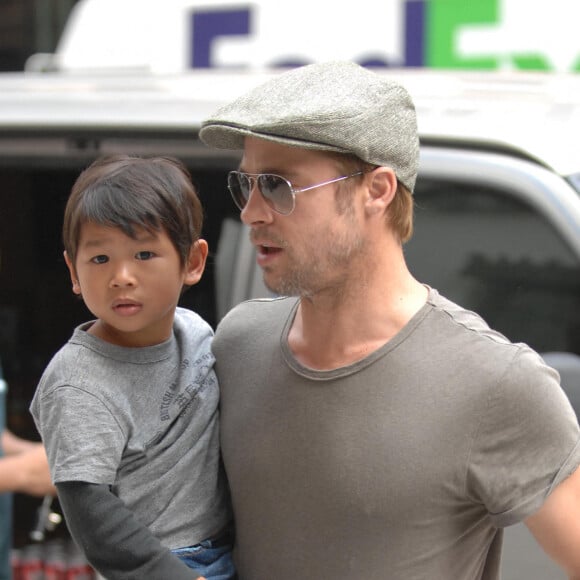 Brad Pitt et ses enfants achètent des jouets au Lee's Art Shop à New York City, NY, USA, le 24 août 2007. Plus tard, Brad et Maddox ont acheté des hot-dogs à un vendeur ambulant. Photo par Antoine Cau/ABACAPRESS.COM