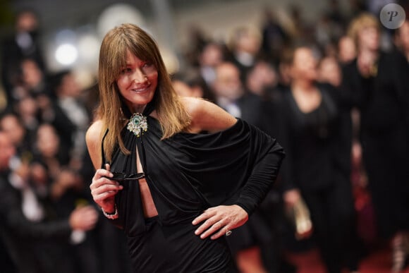 Sur la Croisette, elle a multiplié les apparitions sublimes
Carla Bruni Sarkozy - Montée des marches du film « The Substance » lors du 77ème Festival International du Film de Cannes, au Palais des Festivals à Cannes. Le 19 mai 2024 © Jacovides-Moreau / Bestimage