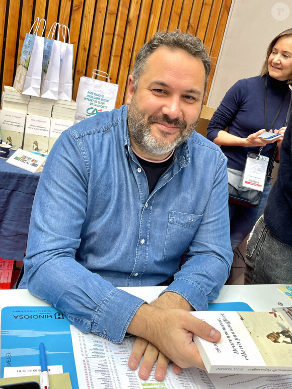 Bruce Toussaint lors de la 41ème Foire du Livre de Brive dans La Halle Brassens, à Brive-la-Gaillarde, France, le 11 novembre 2023. © Fabien Faure/Bestimage