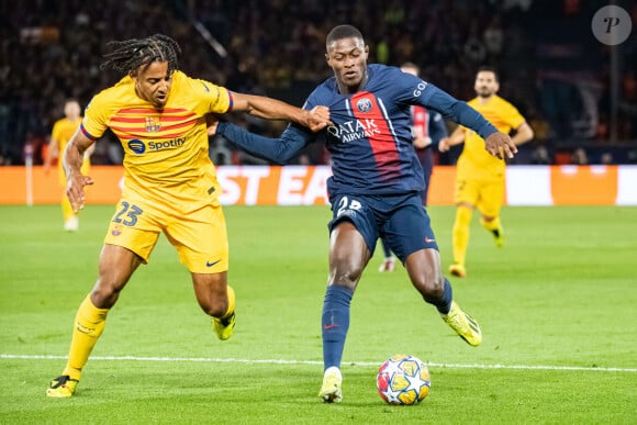 De son côté, le joueur est très clair sur sa position, comme il l'a indiqué sur Instagram : "Est-ce que j'en ai quelque chose à faire ? Absolument pas"
 
Nuno Mendes (Paris SG) Jules Koundé (FC Barcelone) - Quart de finale aller de Ligue des champions: Le PSG s'est incliné à domicile face au FC Barcelone (2-3) au Parc des Princes à Paris le 10 avril 2024.