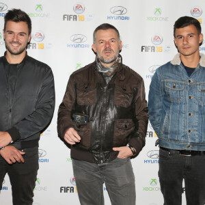 Eric Naulleau et ses fils - Soirée de lancement du jeu vidéo "FIFA 2016" au Faust à Paris, le 21 septembre 2015. 