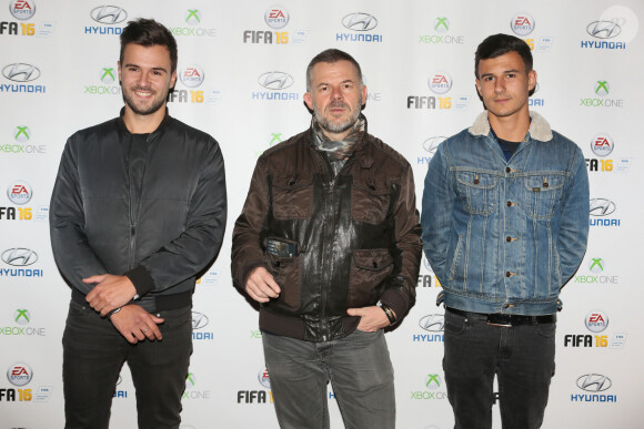 Eric Naulleau et ses fils - Soirée de lancement du jeu vidéo "FIFA 2016" au Faust à Paris, le 21 septembre 2015. 