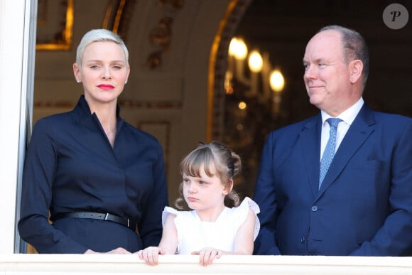 Cette fête catholique a été instituée par le pape Urbain IV en 1264
La princesse Charlene, le prince Albert II de Monaco et leur fille la princesse Gabriella durant la procession de la Fête Dieu sur la place du Palais, le 16 juin 2022. © Claudia Albuquerque / Bestimage